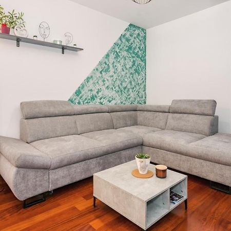 Airy 2-Br Apt W/ Open Layout & Modern Design Apartment สปลิท ภายนอก รูปภาพ