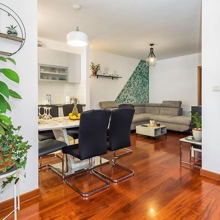 Airy 2-Br Apt W/ Open Layout & Modern Design Apartment สปลิท ภายนอก รูปภาพ