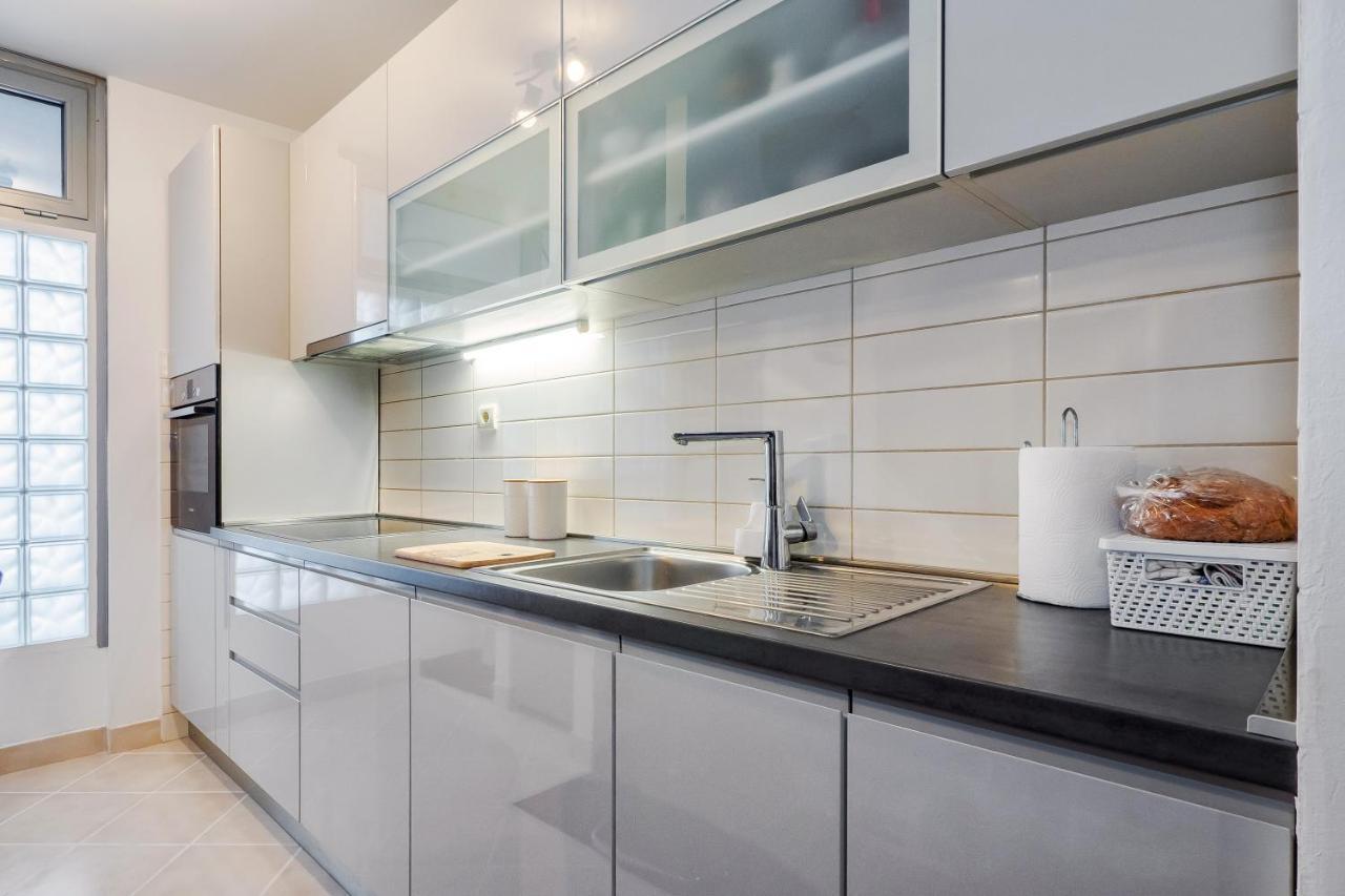 Airy 2-Br Apt W/ Open Layout & Modern Design Apartment สปลิท ภายนอก รูปภาพ