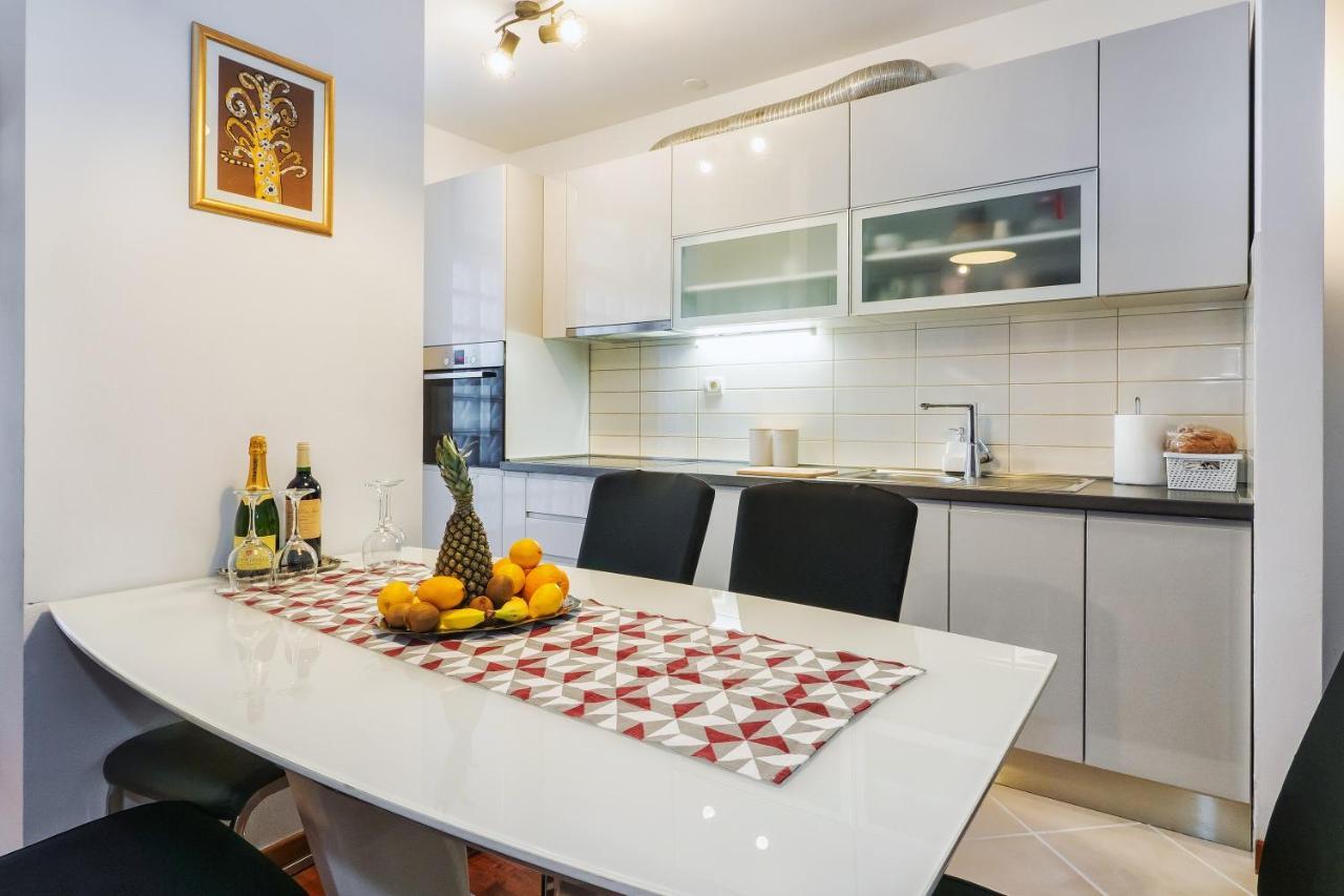 Airy 2-Br Apt W/ Open Layout & Modern Design Apartment สปลิท ภายนอก รูปภาพ