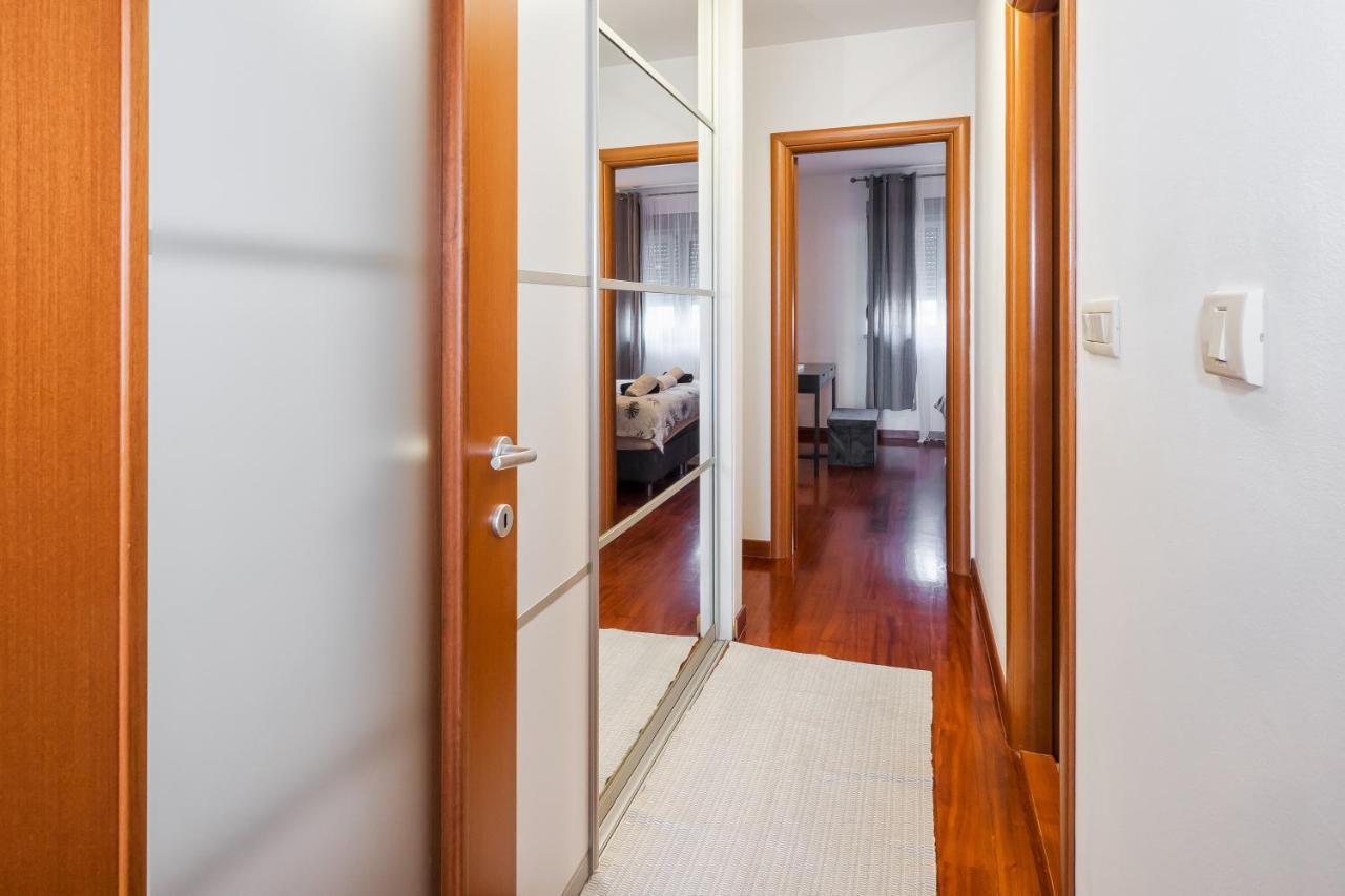 Airy 2-Br Apt W/ Open Layout & Modern Design Apartment สปลิท ภายนอก รูปภาพ