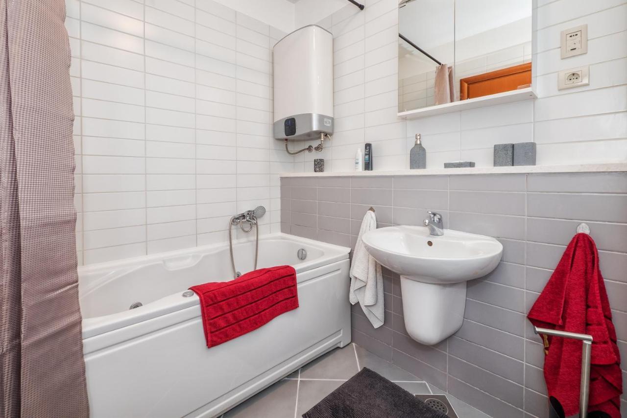 Airy 2-Br Apt W/ Open Layout & Modern Design Apartment สปลิท ภายนอก รูปภาพ