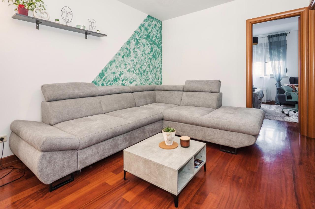 Airy 2-Br Apt W/ Open Layout & Modern Design Apartment สปลิท ภายนอก รูปภาพ