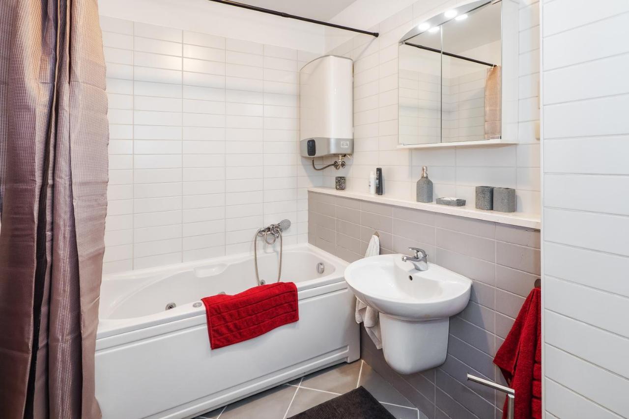 Airy 2-Br Apt W/ Open Layout & Modern Design Apartment สปลิท ภายนอก รูปภาพ