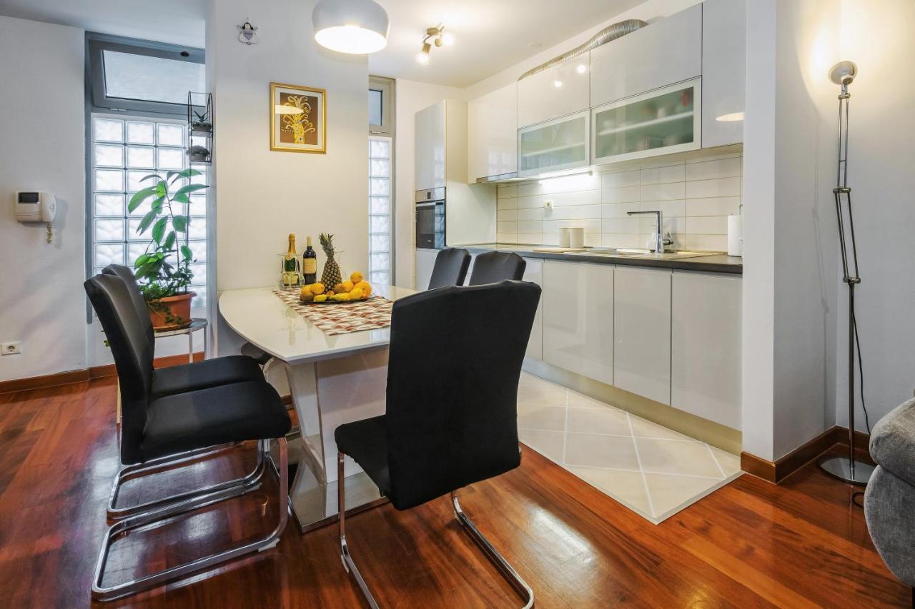 Airy 2-Br Apt W/ Open Layout & Modern Design Apartment สปลิท ภายนอก รูปภาพ